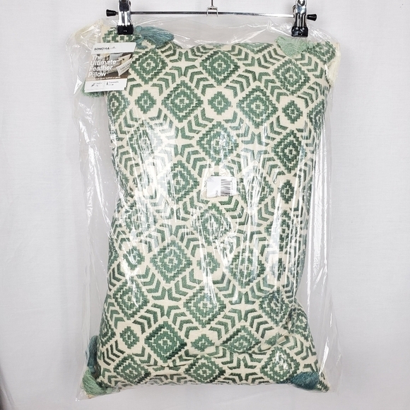 #2NWT Sonoma Ultimate Feather fill throw pillow embroidered with Tassels 14 x 22 - Picture 3 of 4